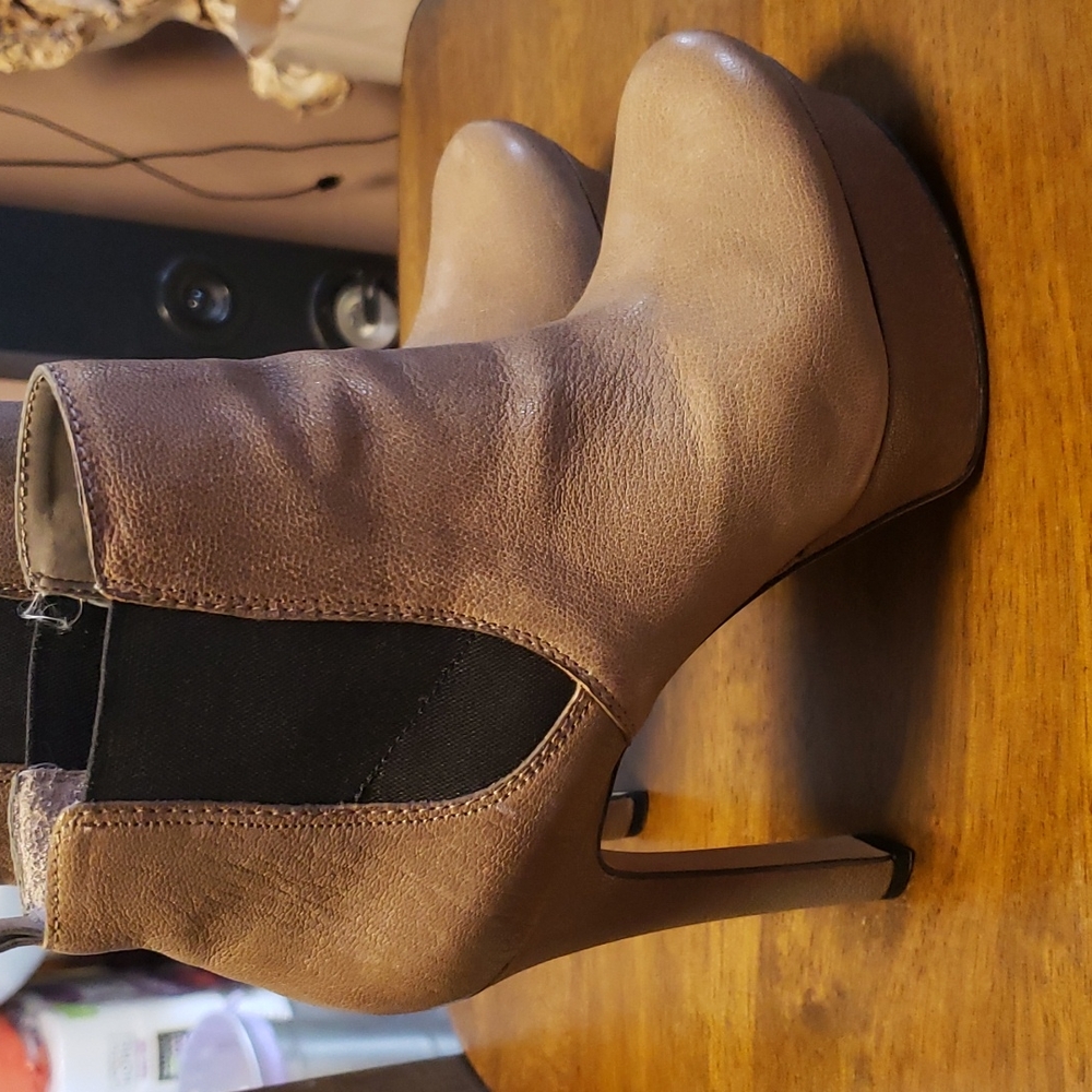 Vince Camuto leather Taupe color